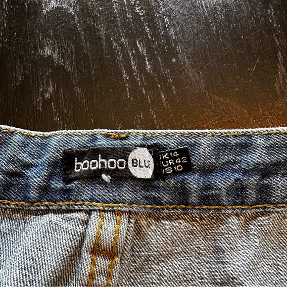 NWT BooHoo Size 10 Jean Shorts Denim Holes Destroyed Cool Trendy - Picture 6 of 7